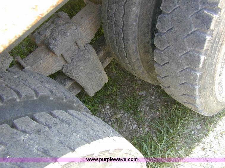 image for item A1221 1992 Ford LT8000 dump truck