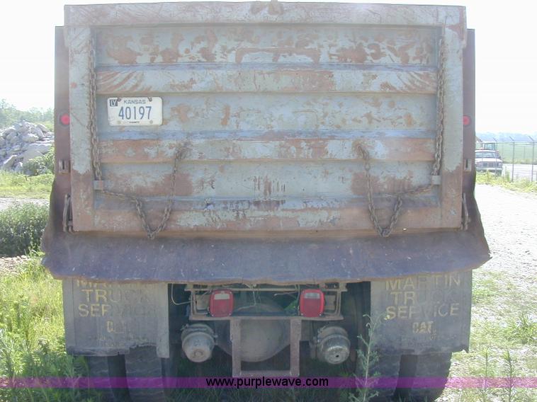 image for item A1221 1992 Ford LT8000 dump truck