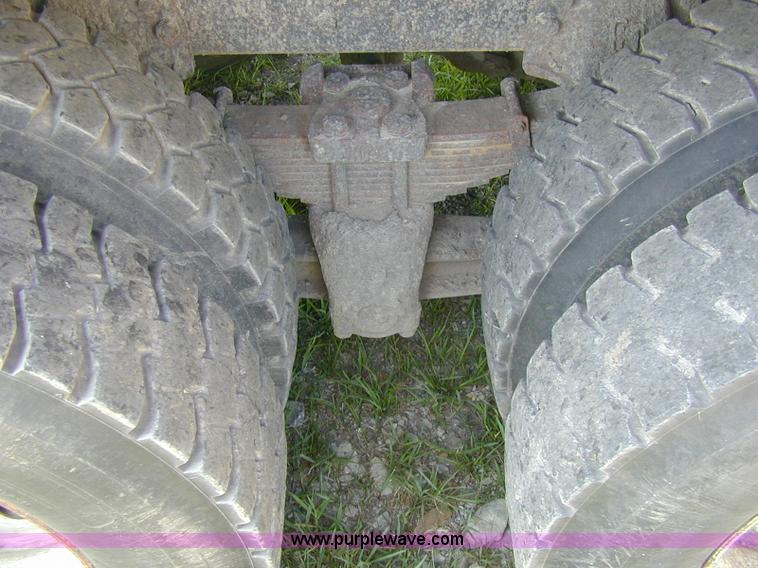 image for item A1221 1992 Ford LT8000 dump truck