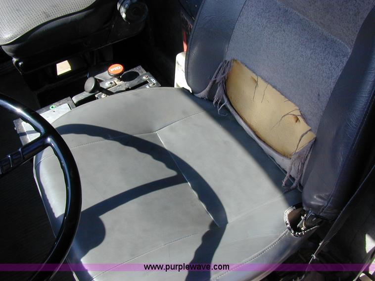 image for item A1221 1992 Ford LT8000 dump truck