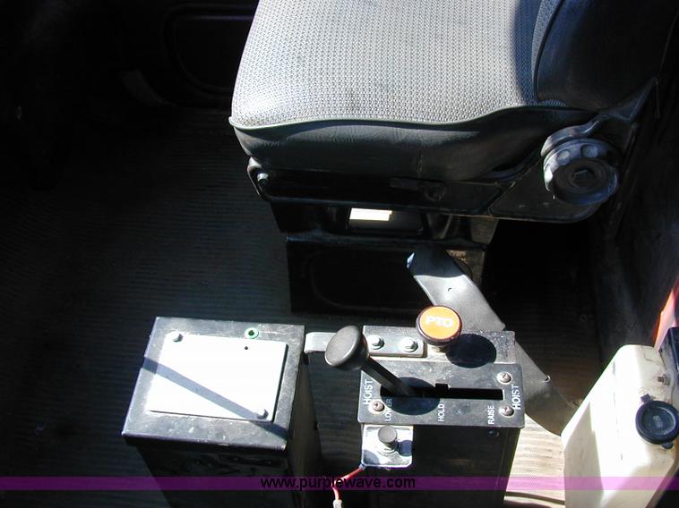 image for item A1221 1992 Ford LT8000 dump truck