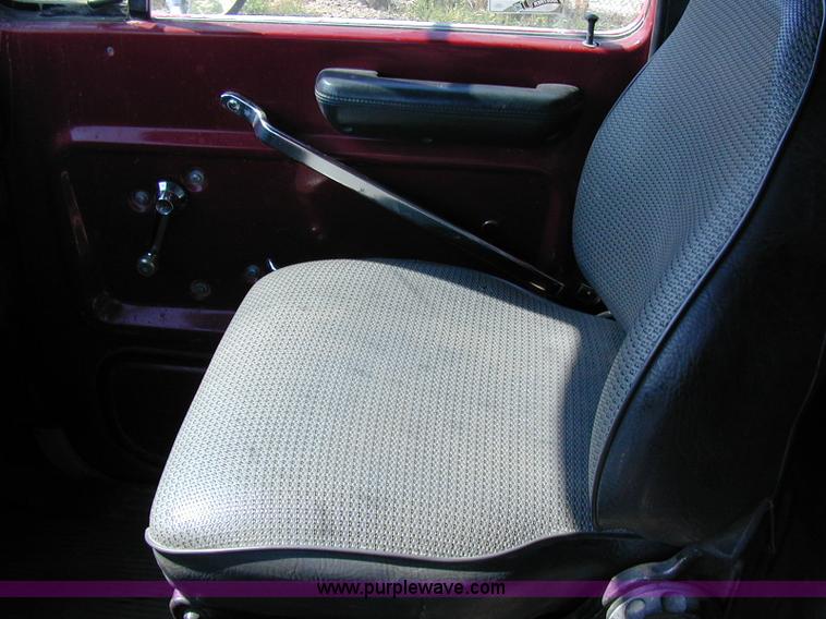 image for item A1221 1992 Ford LT8000 dump truck