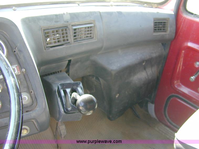 image for item A1221 1992 Ford LT8000 dump truck