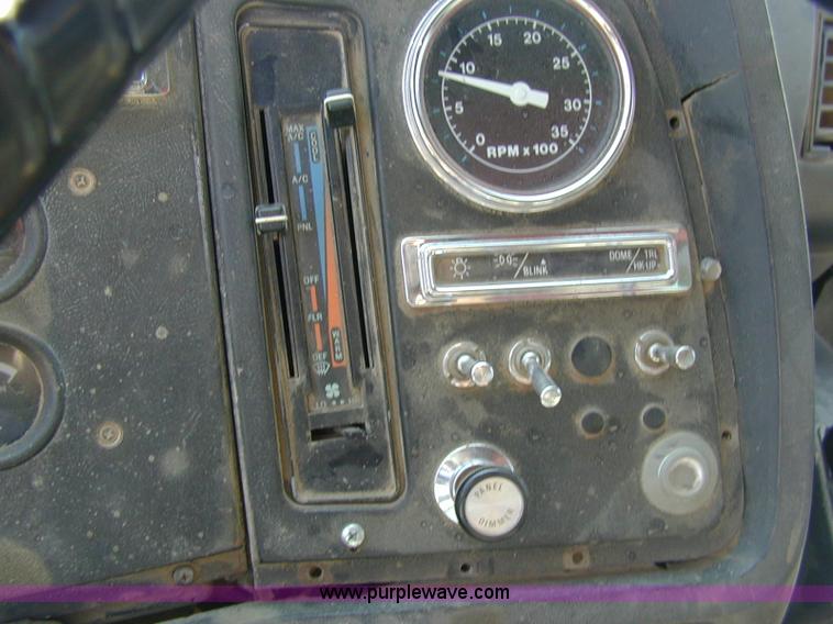 image for item A1221 1992 Ford LT8000 dump truck