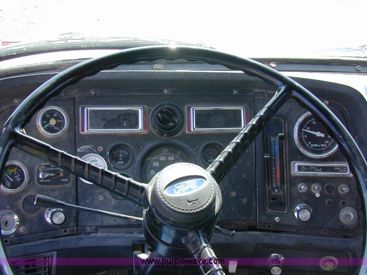 image for item A1221 1992 Ford LT8000 dump truck