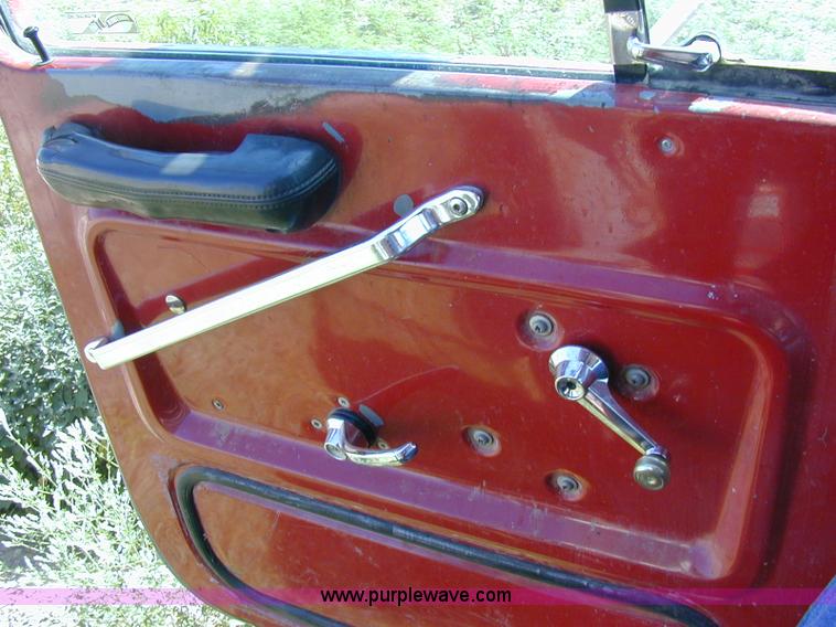 image for item A1221 1992 Ford LT8000 dump truck