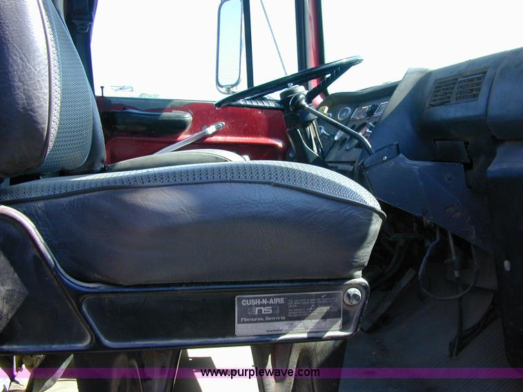 image for item A1221 1992 Ford LT8000 dump truck