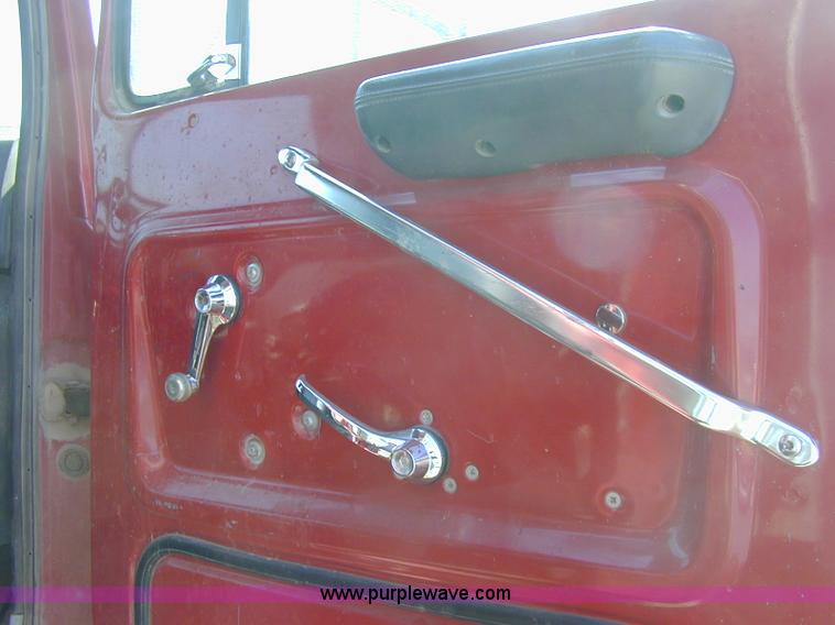 image for item A1221 1992 Ford LT8000 dump truck