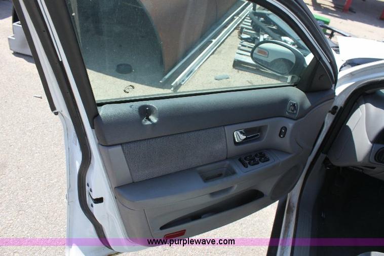 image for item A2584 2002 Ford Taurus SE