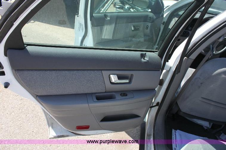 image for item A2584 2002 Ford Taurus SE