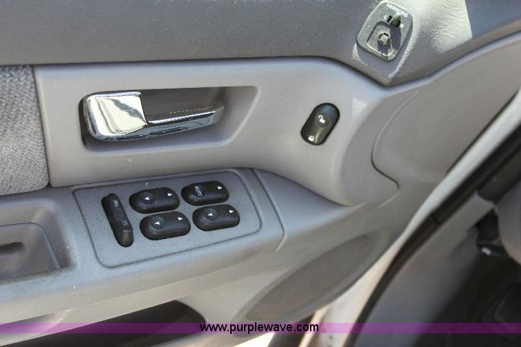 image for item A2584 2002 Ford Taurus SE