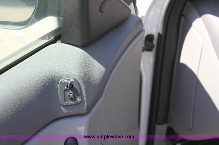 image for item A2584 2002 Ford Taurus SE