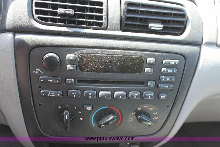 image for item A2584 2002 Ford Taurus SE