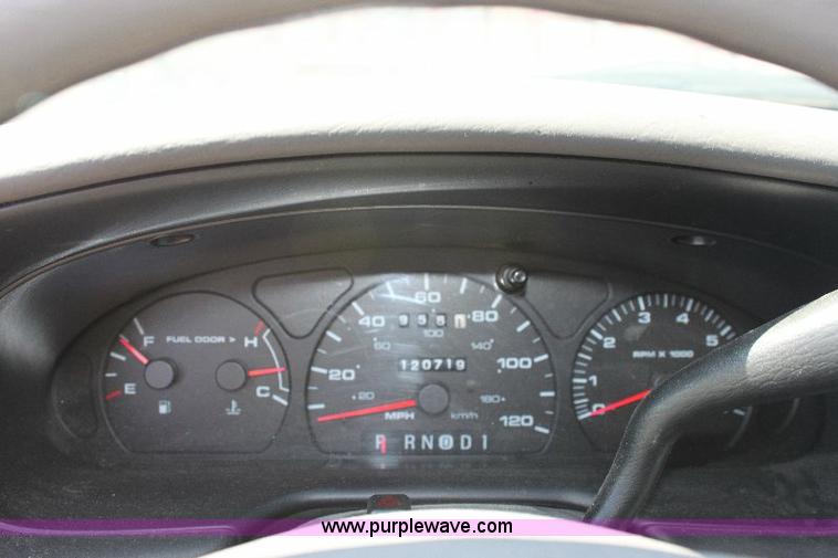 image for item A2584 2002 Ford Taurus SE