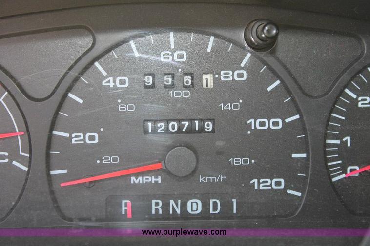 image for item A2584 2002 Ford Taurus SE
