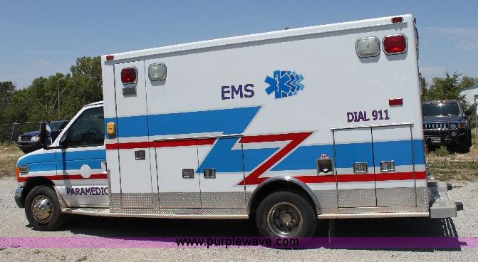 image for item A2590 2006 Ford E350 ambulance
