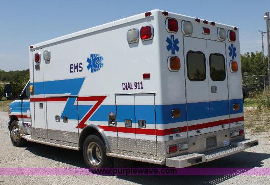 image for item A2590 2006 Ford E350 ambulance