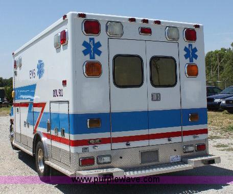 image for item A2590 2006 Ford E350 ambulance