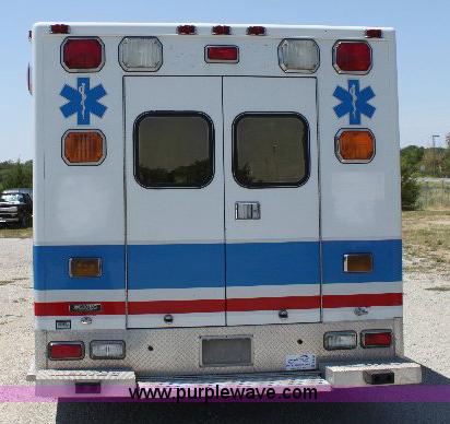 image for item A2590 2006 Ford E350 ambulance