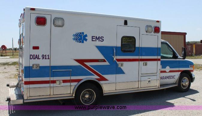 image for item A2590 2006 Ford E350 ambulance