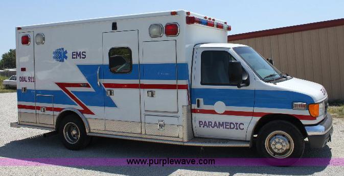 image for item A2590 2006 Ford E350 ambulance