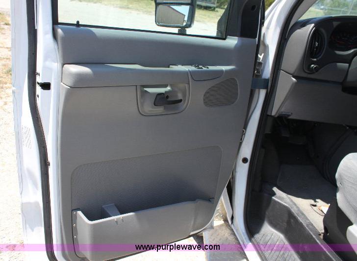 image for item A2590 2006 Ford E350 ambulance