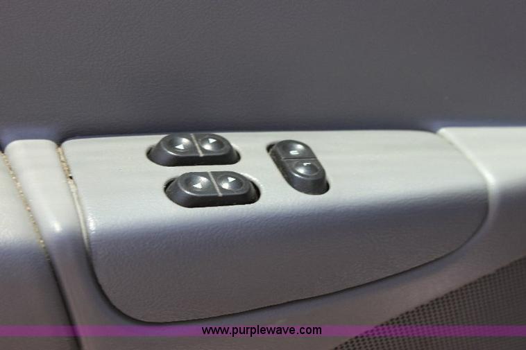 image for item A2590 2006 Ford E350 ambulance