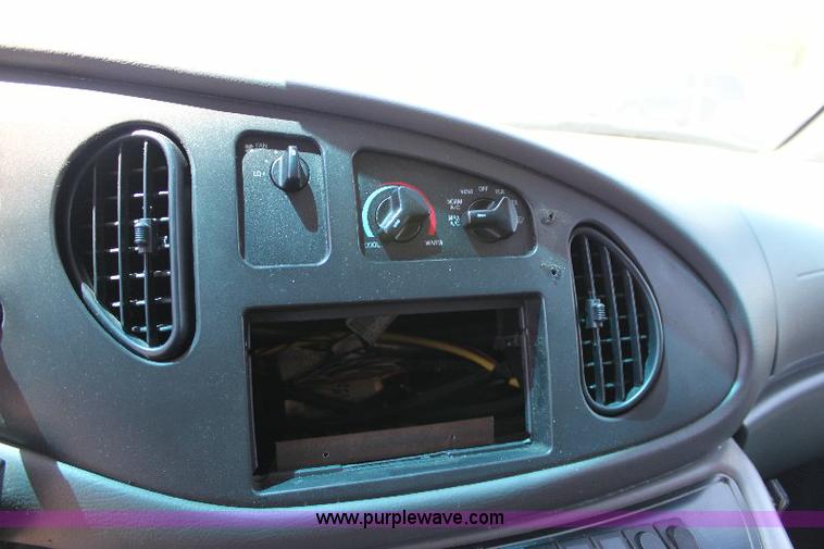 image for item A2590 2006 Ford E350 ambulance