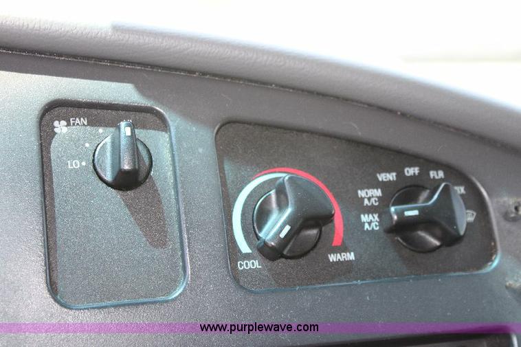 image for item A2590 2006 Ford E350 ambulance