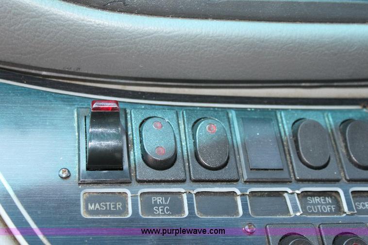 image for item A2590 2006 Ford E350 ambulance