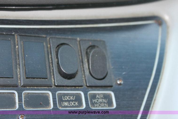 image for item A2590 2006 Ford E350 ambulance