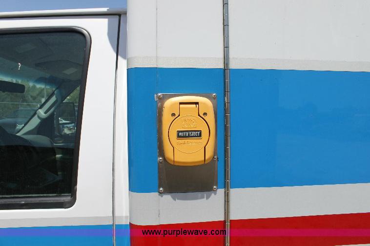 image for item A2590 2006 Ford E350 ambulance