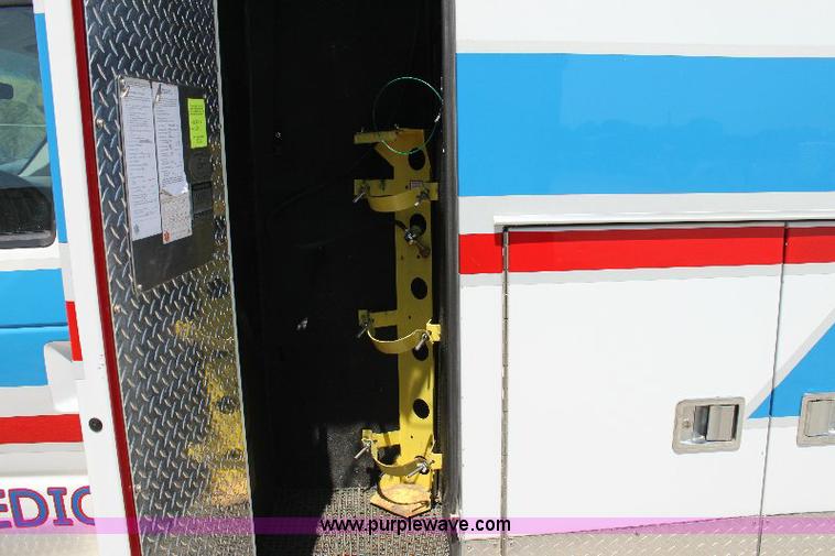 image for item A2590 2006 Ford E350 ambulance