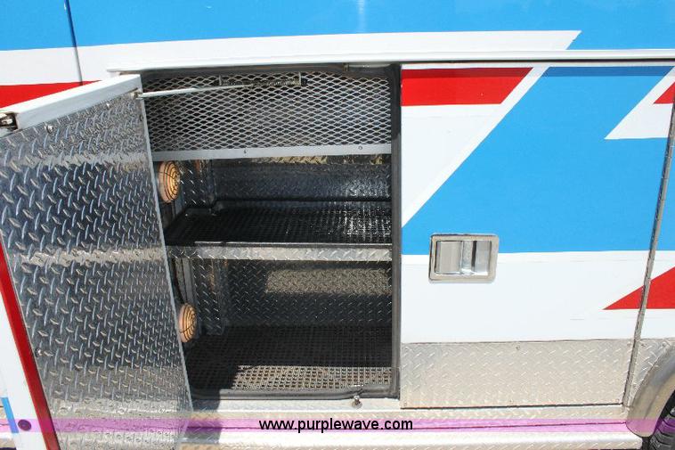 image for item A2590 2006 Ford E350 ambulance
