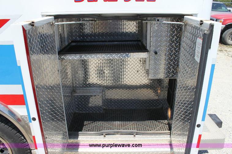 image for item A2590 2006 Ford E350 ambulance