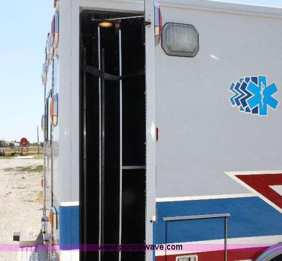 image for item A2590 2006 Ford E350 ambulance