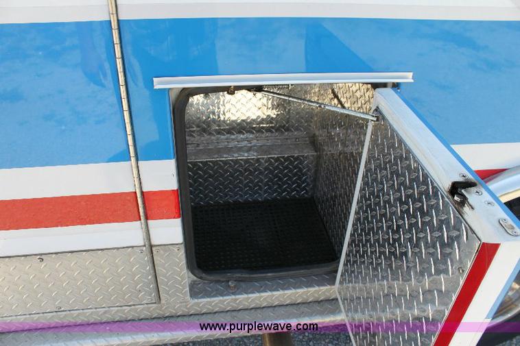 image for item A2590 2006 Ford E350 ambulance
