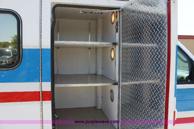 image for item A2590 2006 Ford E350 ambulance