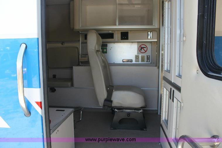 image for item A2590 2006 Ford E350 ambulance