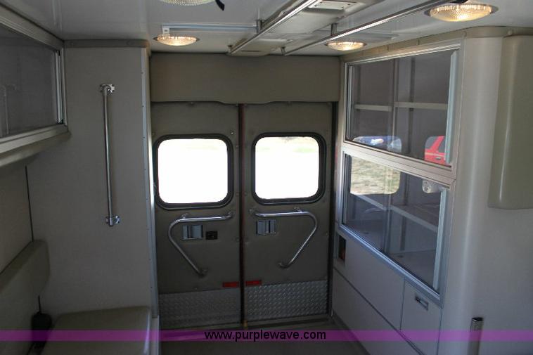 image for item A2590 2006 Ford E350 ambulance