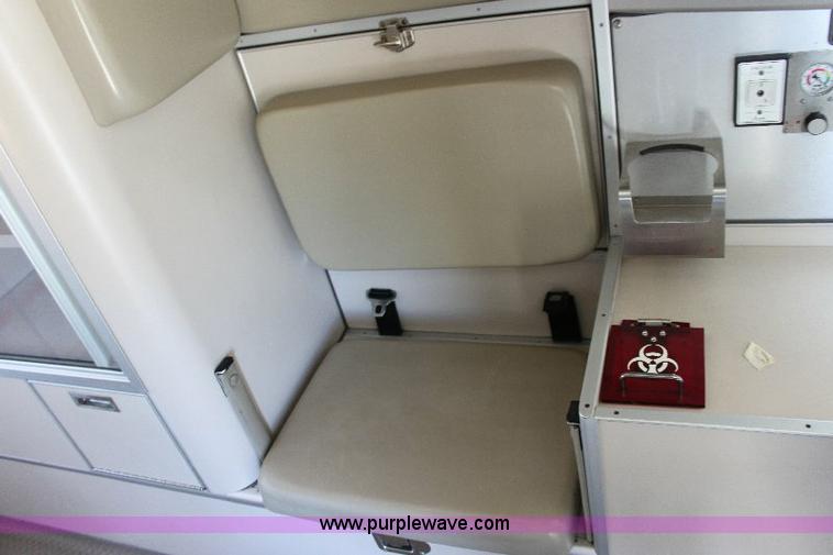 image for item A2590 2006 Ford E350 ambulance