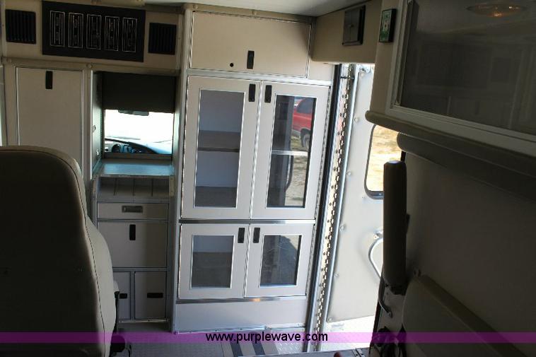 image for item A2590 2006 Ford E350 ambulance