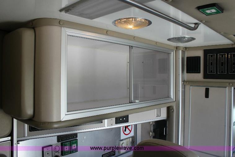 image for item A2590 2006 Ford E350 ambulance