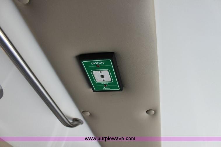 image for item A2590 2006 Ford E350 ambulance