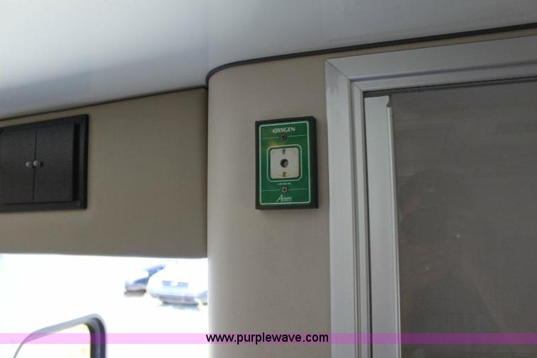 image for item A2590 2006 Ford E350 ambulance