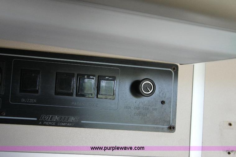 image for item A2590 2006 Ford E350 ambulance