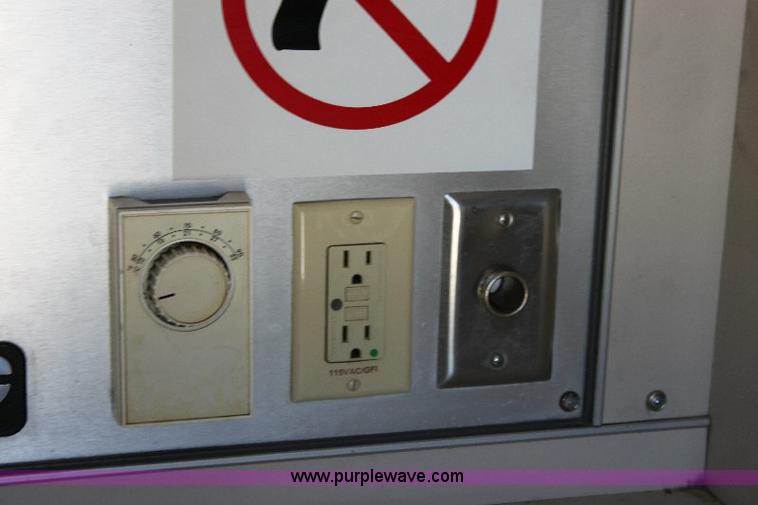 image for item A2590 2006 Ford E350 ambulance