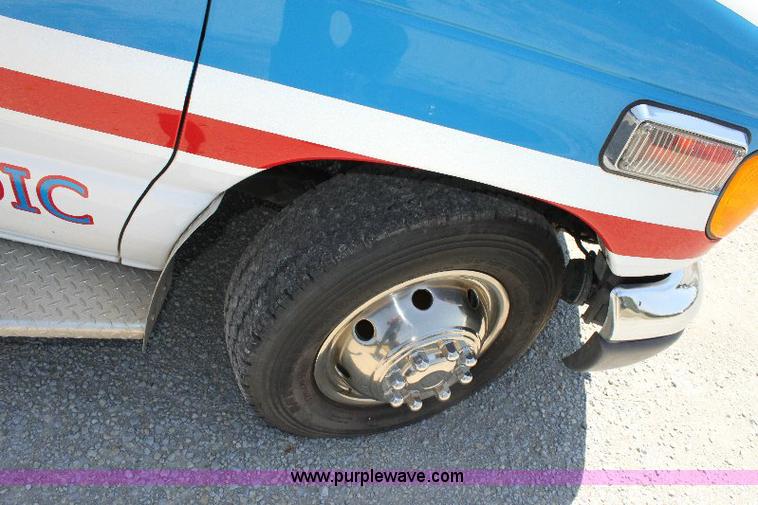 image for item A2590 2006 Ford E350 ambulance