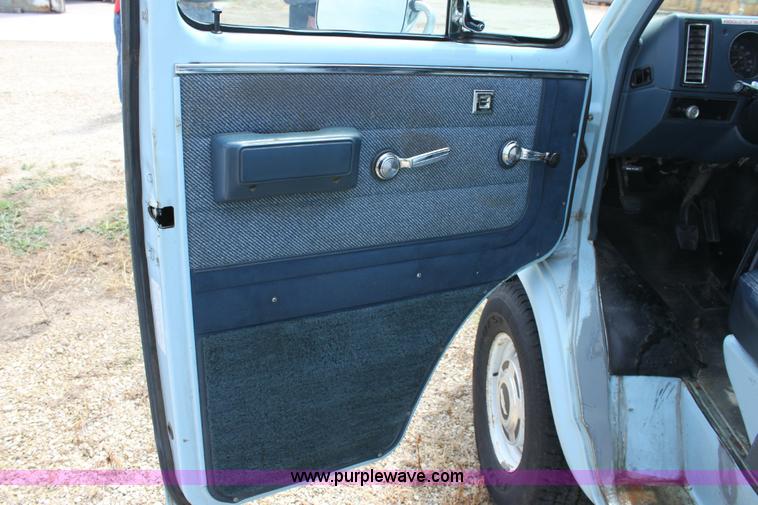 image for item A2670 1991 Chevrolet G20 Sport van