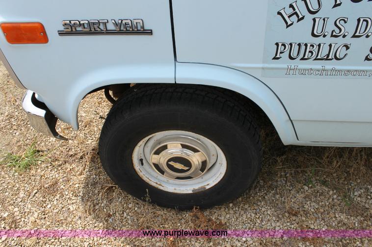 image for item A2670 1991 Chevrolet G20 Sport van